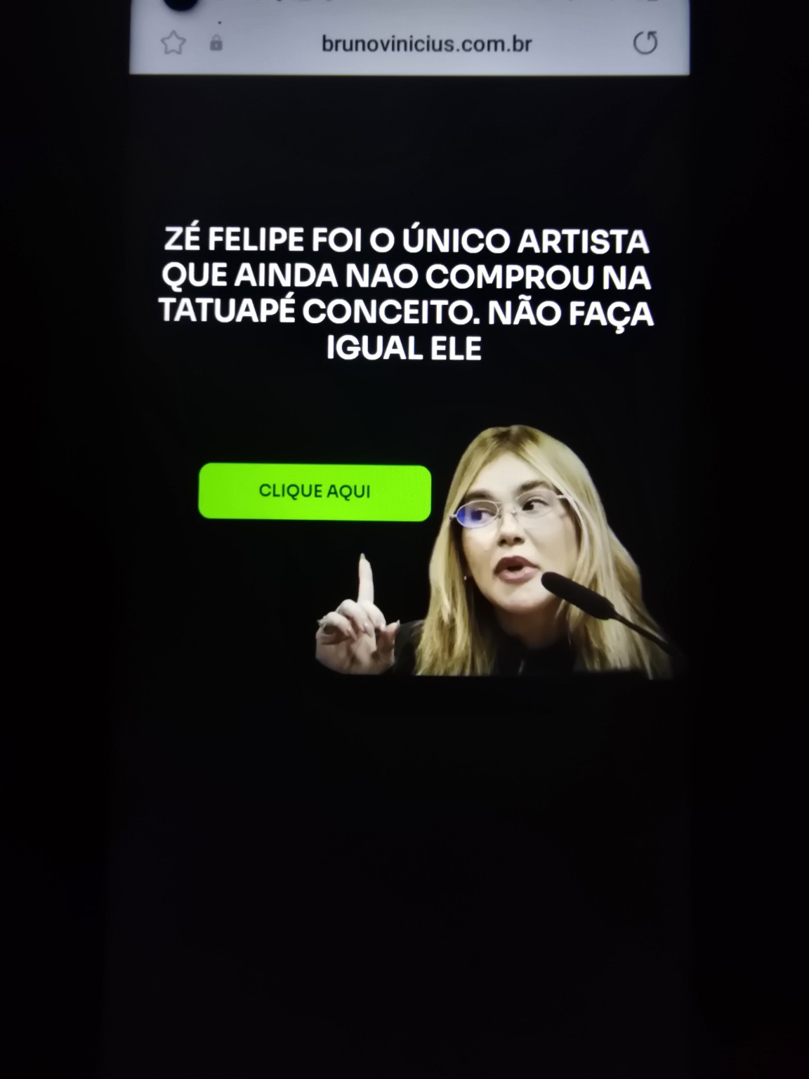 Virgínia falando no microfone